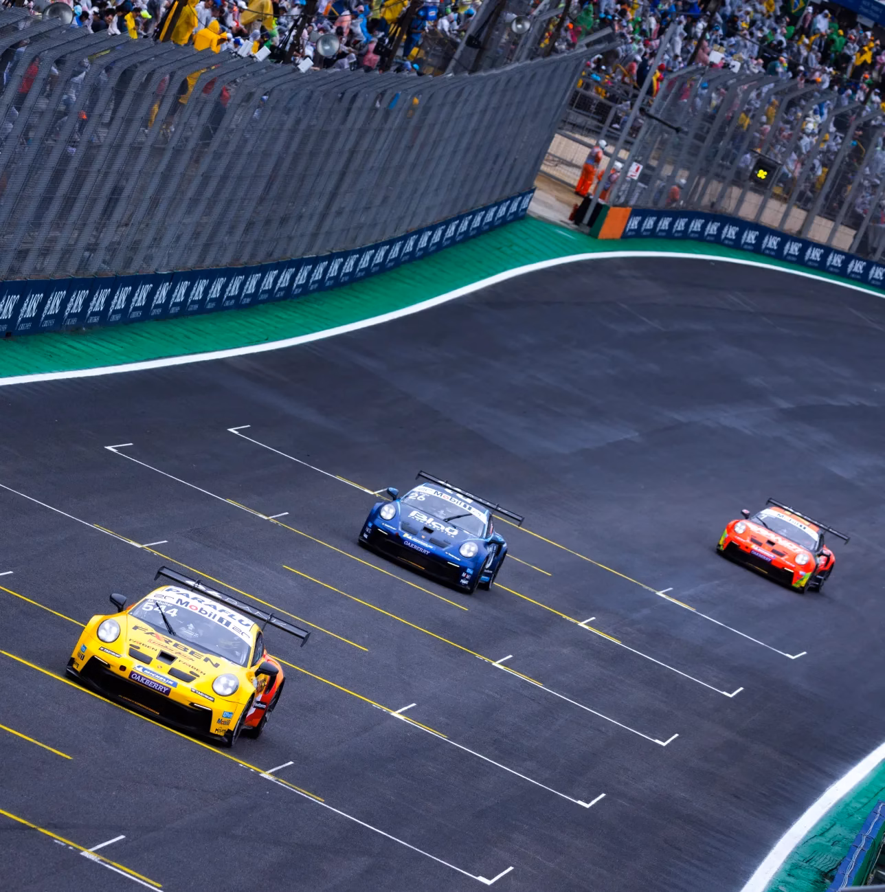 Carros da Porsche Cup Brasil em disputa no Autódromo de Interlagos